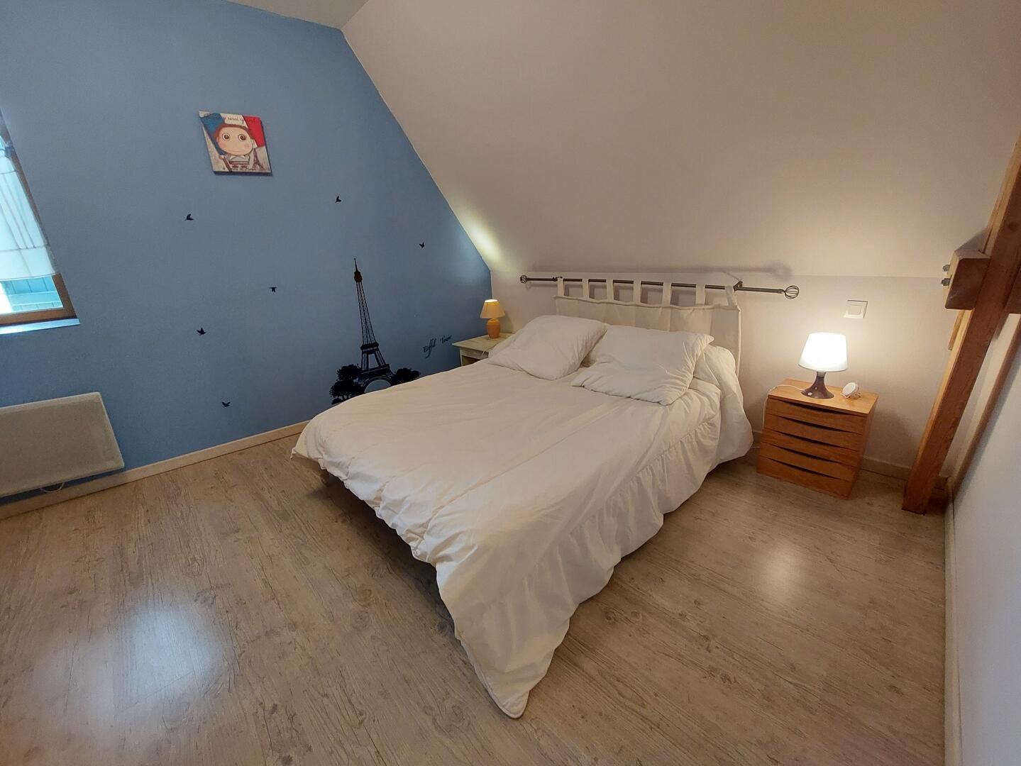 Chambre bleue Paris avec décoration Tour Eiffel, grand lit double, gîte familial Dordogne