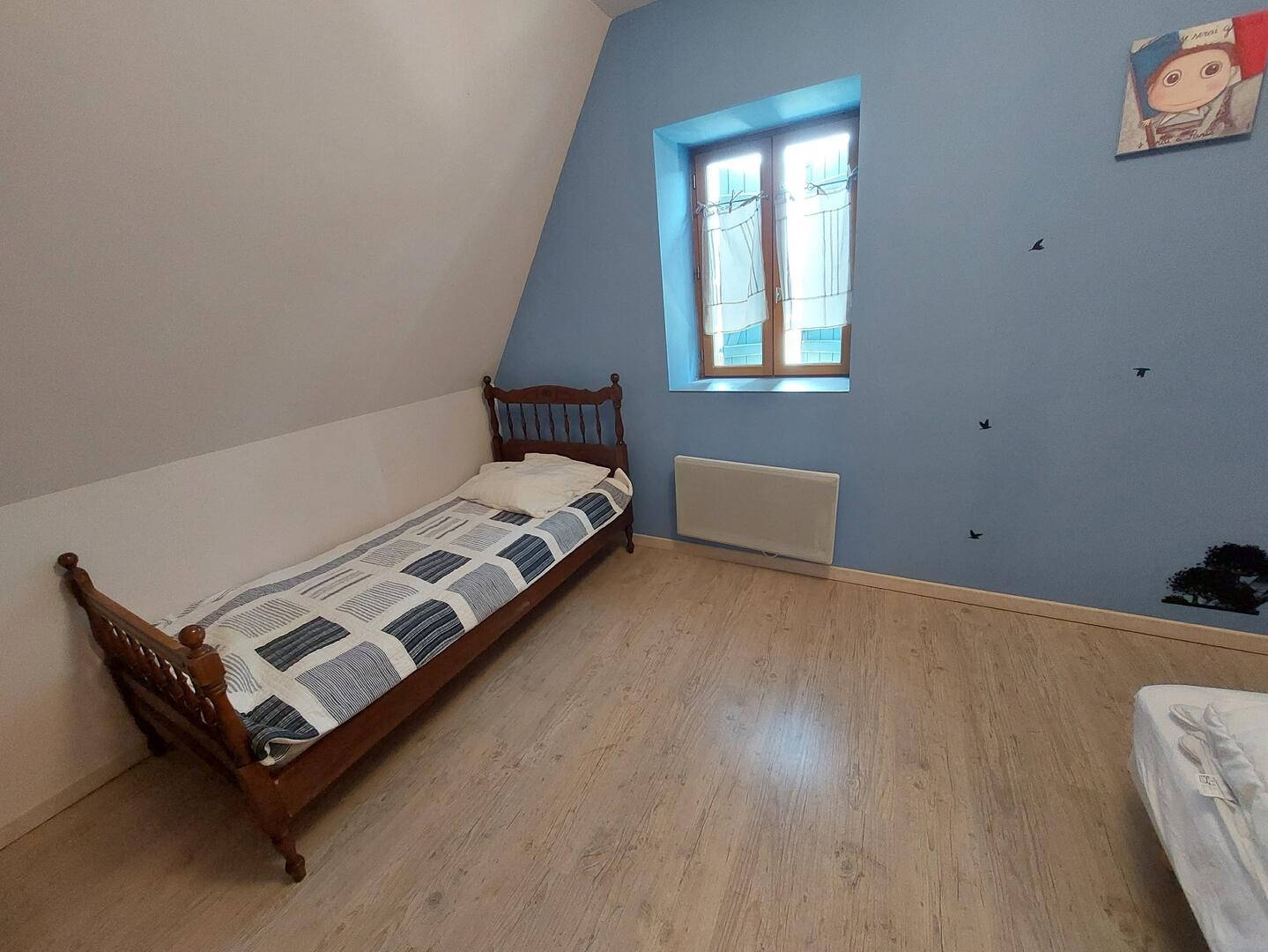 Lit enfant dans la chambre bleue, gîte familial Sarlat Dordogne