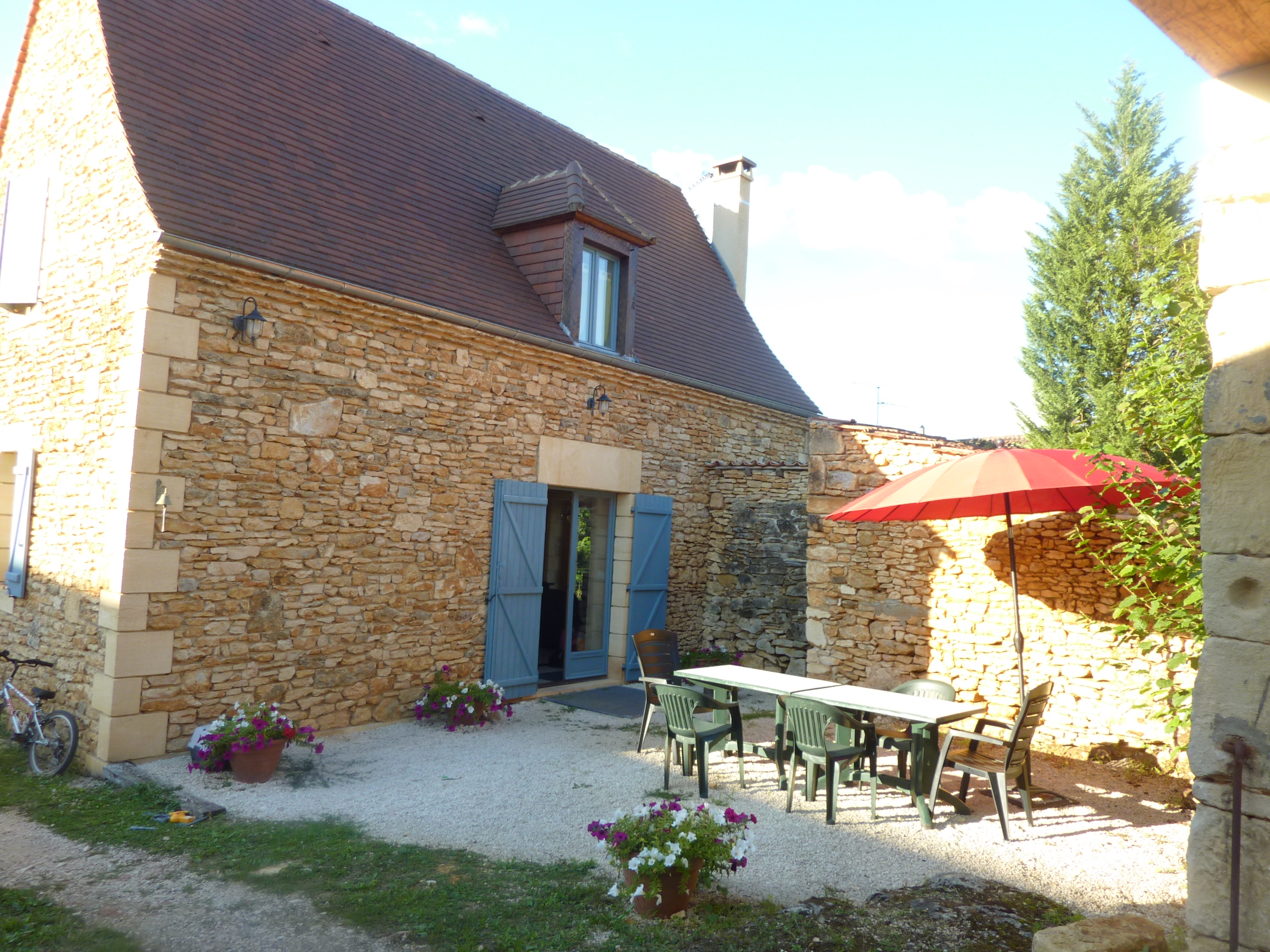 Table et chaises extérieures dans la cour du gîte en Dordogne