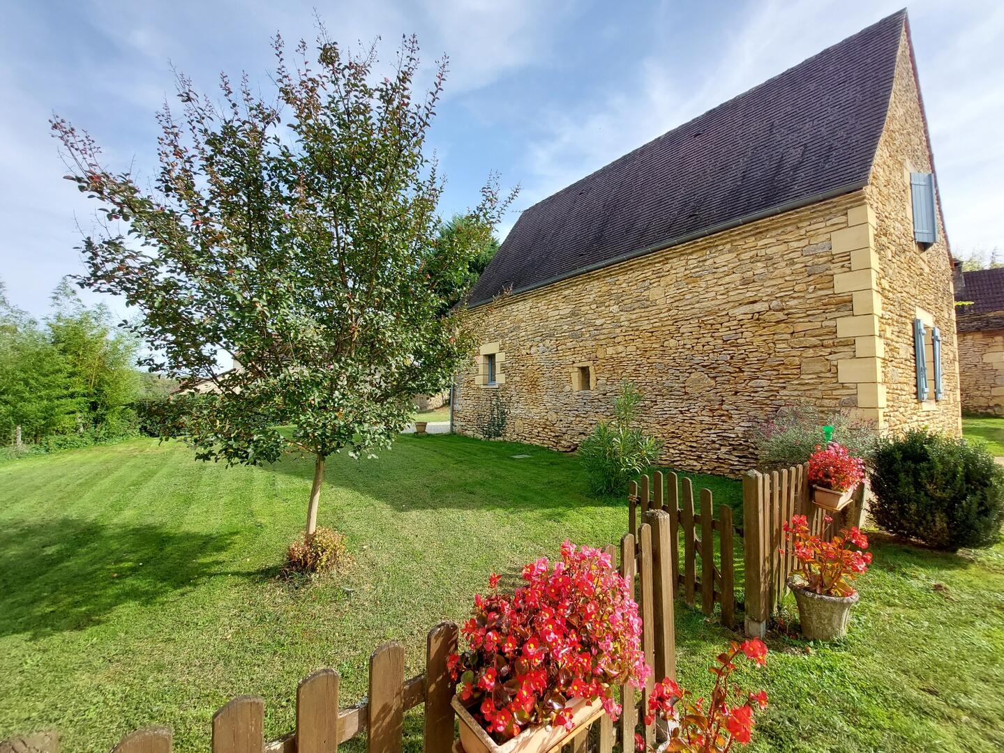 Jardin et vue arrière du gîte en Dordogne près de Sarlat