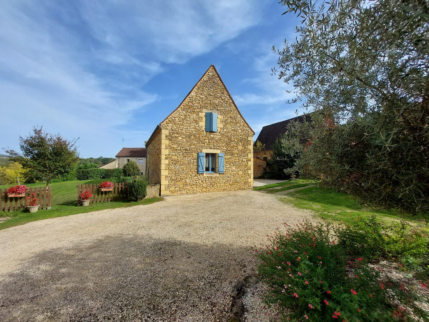Vue d'ensemble du gîte de la ferme de Roffy depuis la cour, Sainte-Nathalène, Dordogne