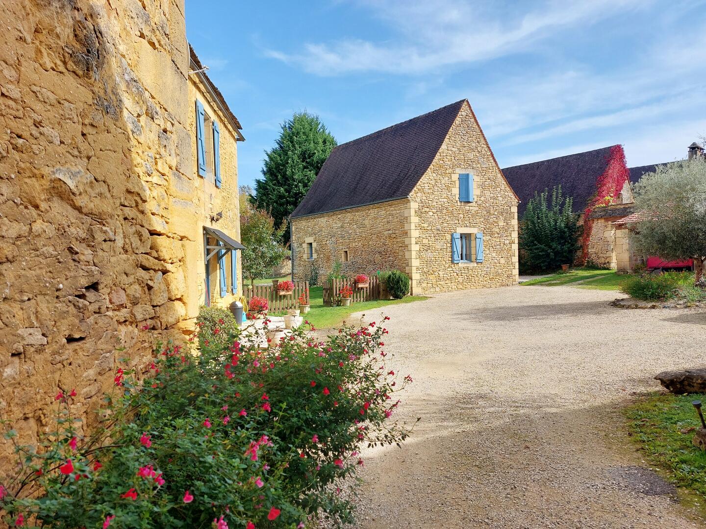 Gîte de la ferme de Roffy - façade en pierre dorée du Périgord, proche Sarlat, Dordogne